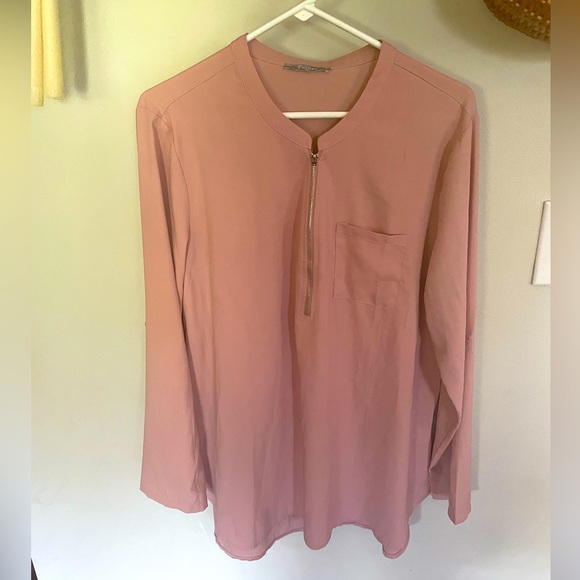 Woman’s blouse - Picture 1 of 1